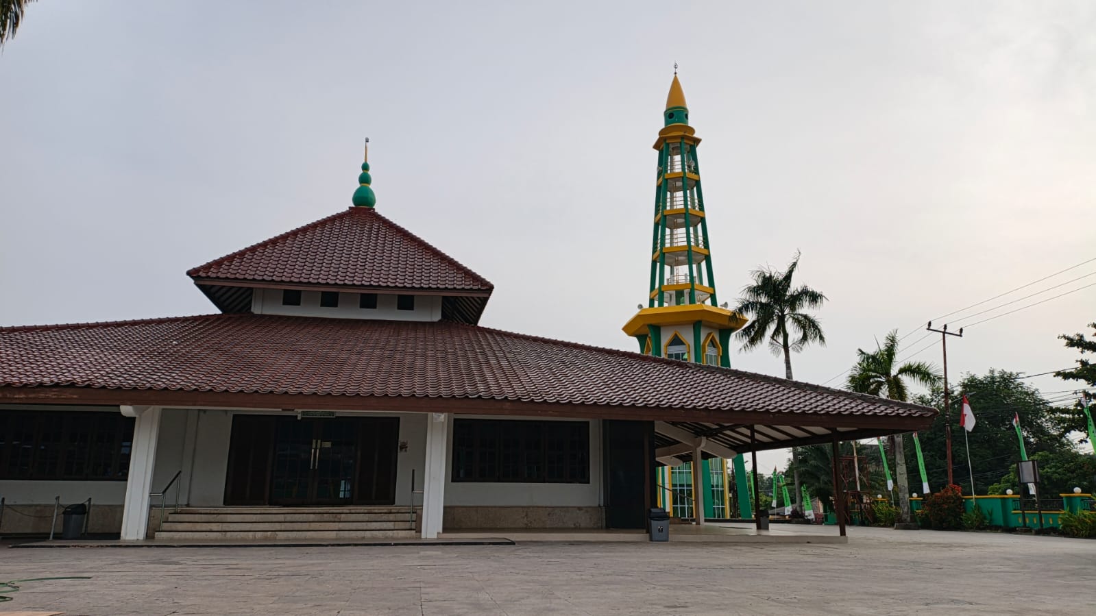 PESONA ARSITEKTUR DAN PUSAT IBADAH MASJID BESAR AL AZHAR YANG TERLETAK DI KAWASAN JL.PANTAI IMPIAN KOTA TANJUNG PINANG