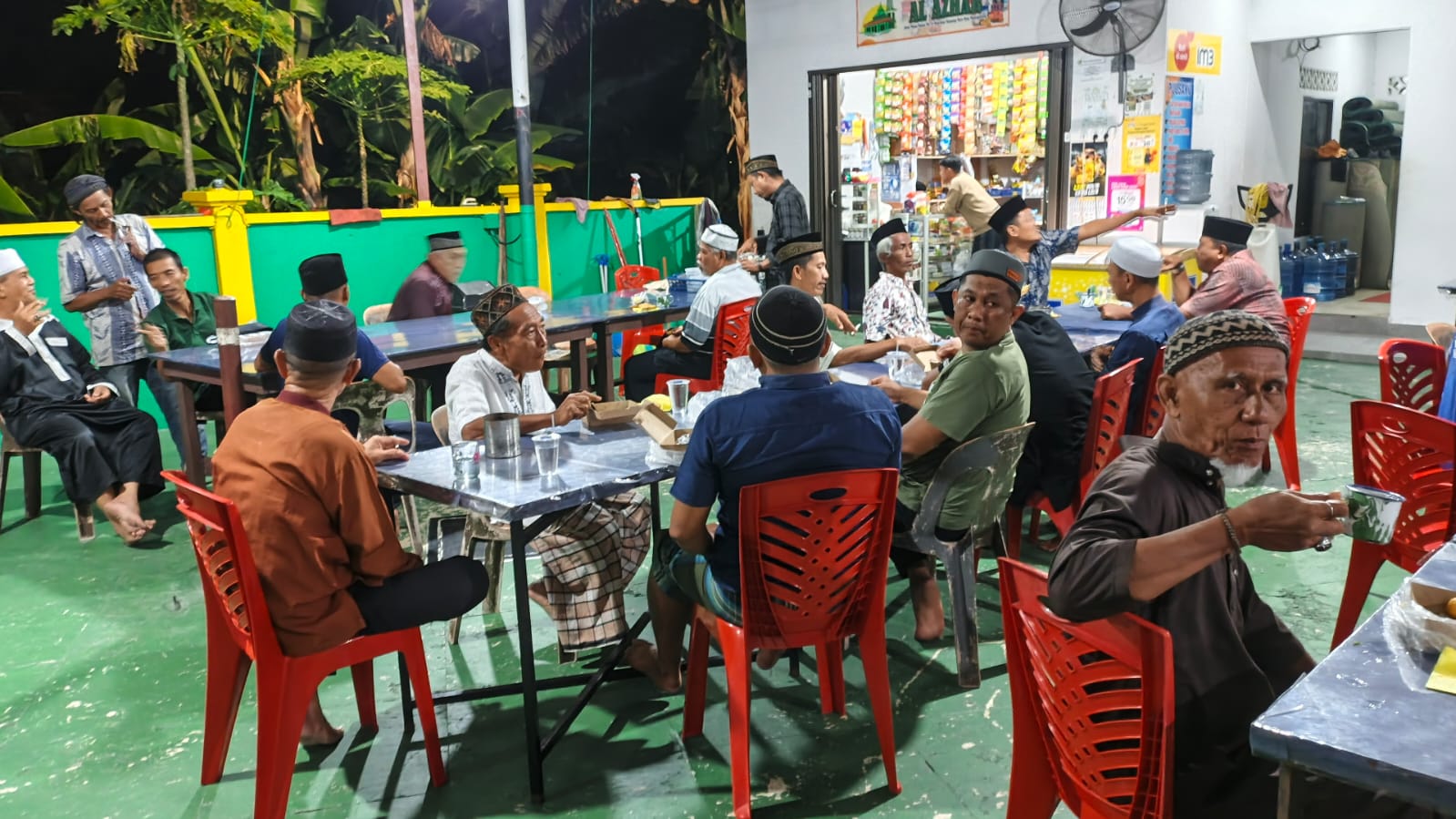 MASJID BESAR AL AZHAR SEDIAKAN LAYANAN NGOPI GRATIS UNTUK JAMA'AH 